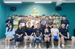 中国著名音乐人周振霆莅临现场,艾唱歌手艺术培训助力学员“狂飙”